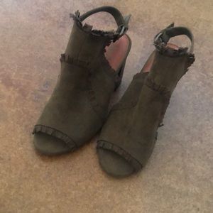 Super cute army green heeled booties